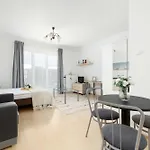Appartamento Bright In Cracow With Desk And Bathtub By Renters