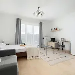 Bright In Cracow With Desk And Bathtub By Renters Διαμέρισμα *