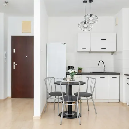 Daire Bright In Cracow With Desk And Bathtub By Renters *