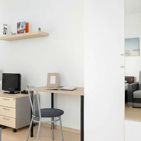 Lejlighed Bright In Cracow With Desk And Bathtub By Renters *