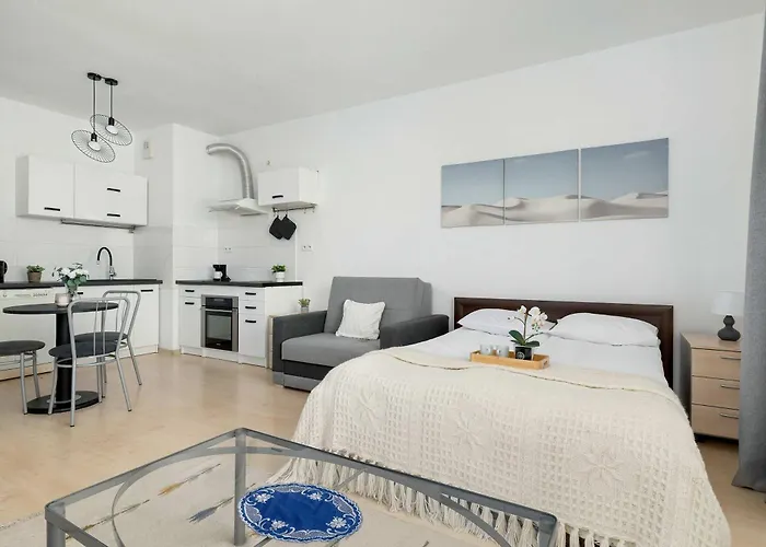 Bright In Cracow With Desk And Bathtub By Renters דירה *