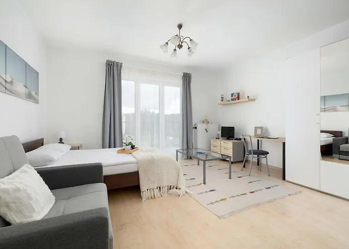 Bright In Cracow With Desk And Bathtub By Renters דירה *