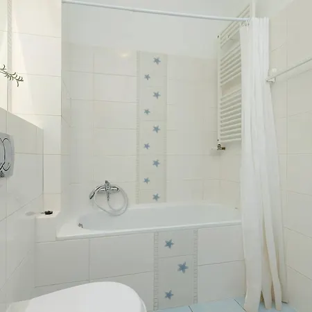 Bright In Cracow With Desk And Bathtub By Renters Lägenhet Kraków