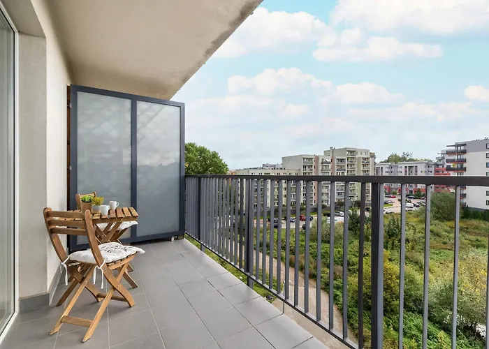 Bright In Cracow With Desk And Bathtub By Renters Appartement Krakau